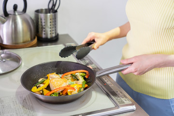 料理をする女性　ボディーパーツ　手元