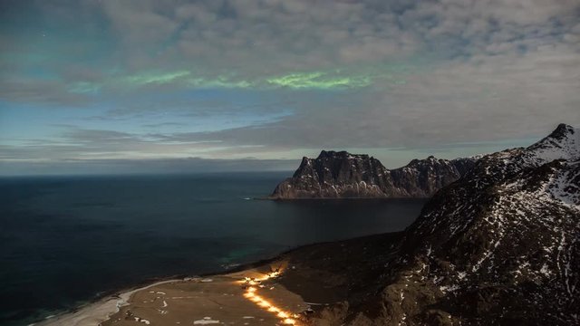 Timelapse d'aurore bor&eacute;ale dans les &Icirc;les Lofoten, Norv&egrave;ge 