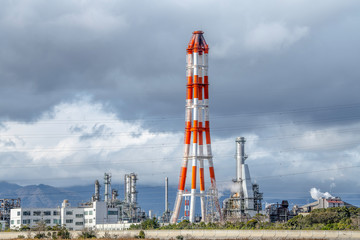 四日市コンビナート　磯津海岸から望む塩浜エリアの工場風景