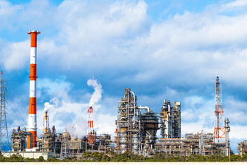 Obraz premium 四日市コンビナート 磯津海岸から望む塩浜エリアの工場風景