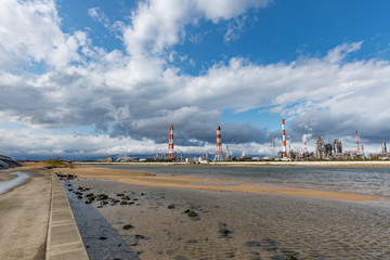 Fototapeta na wymiar 四日市コンビナート　磯津海岸から望む塩浜エリアの工場風景