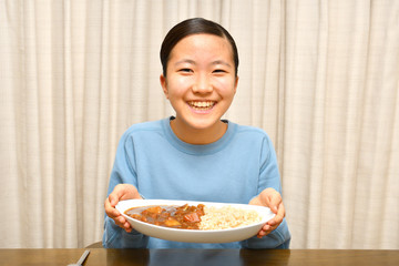 カレーライスを食べる女の子