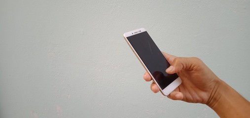 The hand of the hand is playing