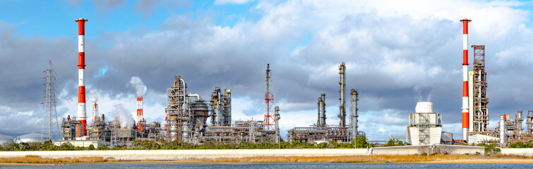 Fototapeta premium 【パノラマ】四日市コンビナート 磯津海岸から望む塩浜エリアの工場風景