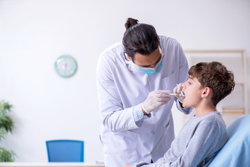 Obraz na płótnie Canvas Young boy visiting doctor in hospital