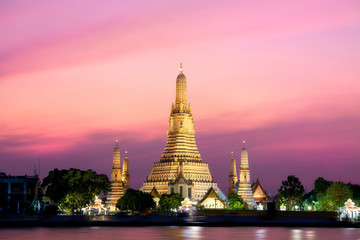 Naklejka premium Wat Arun on twilight sunset sky with light up.