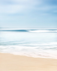 Eine minimalistische Interpretation einer kalifornischen Ozeanwelle. Fotografiert in der Nähe von Santa Barbara, Kalifornien.