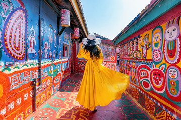 Obraz premium Kobieta stojąca w wiosce Rainbow w Taichung na Tajwanie.