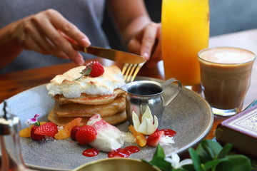 MERINGUE HOTCAKES ❣️with citrus curd 🍋🍈🍊raspberry gel, vanilla labneh, fresh fruit, white chocolate soil and pouring maple syrup 😋. 