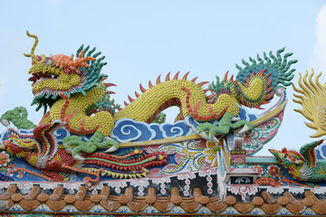 Fototapeta premium chinese dragon statue on the roof of temple 