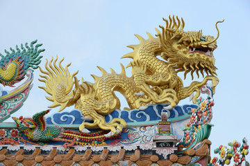 chinese dragon statue on the roof of temple 