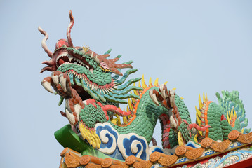 Fototapeta na wymiar chinese dragon statue on the roof of temple