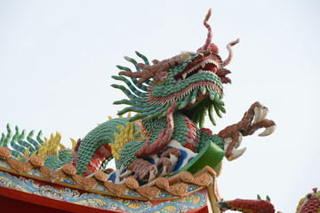 Fototapeta premium chinese dragon statue on the roof of temple