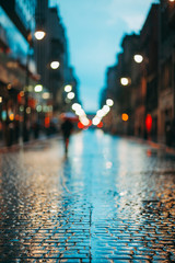 Calle empedrada en día lluvioso