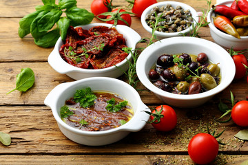 cibo mediterraneo spunti con acciughe pomodori secchi olive sfondo rustico