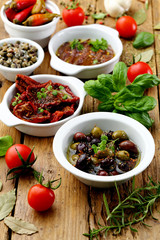 cibo mediterraneo spunti con acciughe pomodori secchi olive sfondo rustico