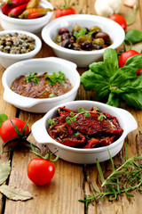 cibo mediterraneo spunti con acciughe pomodori secchi olive sfondo rustico