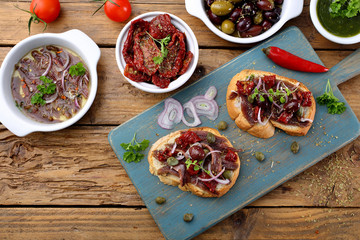 cibo mediterraneo spunti con acciughe pomodori secchi olive sfondo rustico