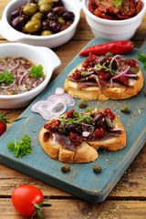 cibo mediterraneo spunti con acciughe pomodori secchi olive sfondo rustico