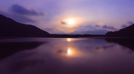 Fototapeta na wymiar 【山梨県 観光名所】精進湖の湖面に映る富士山