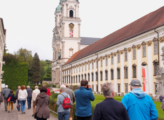 Chorherren - Pilger besichtigen das Stift St. Florian - obrazy, fototapety, plakaty