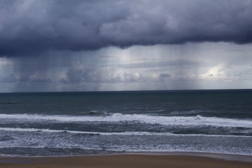 plage sous la pluie