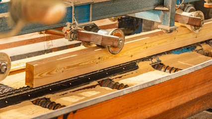 Produkcja desek- cięcie drewna w tartaku