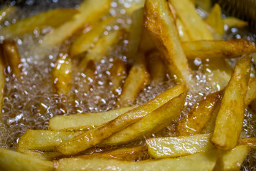 frites cuisant dans de l'huile bouillante