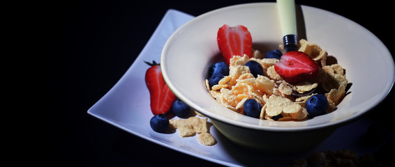 Corn flakes with fresh berries