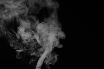 Witte rook op een zwarte achtergrond. Textuur van rook. Knuppels witte rook op een donkere achtergrond voor een overlay © alexkich