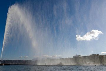 Le fameux jet d'eau à Genève par un jour de grand vent