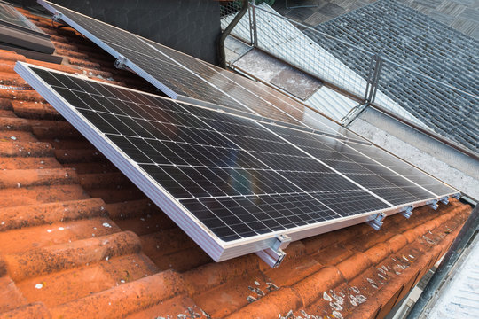 Solar-Panel auf Hausdach mit Sicht von oben