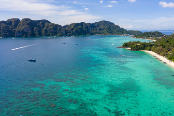 Fototapeta premium phi phi island and tourist boat aerial view