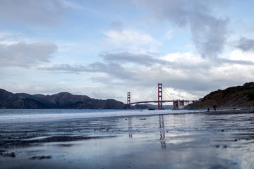 Golden Gate Bridge spielgelt sich im Wasser 