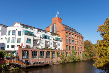 Obraz premium Gebäude an der herbstlichen Weißen Elster in Leipzig-Plagwitz, Sachsen, Deutschland