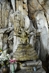 Fototapeta na wymiar Buddhistische Tempel, Felsentempel in Thailand