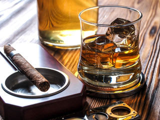 Whisky and cigars - obrazy, fototapety, plakaty