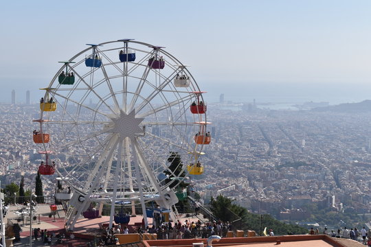 Noria colorida en Barcelona.