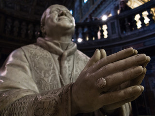 Posąg w kaplicy w pozycji modlącej
