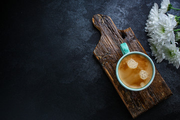 Fototapeta na wymiar coffee drink and coffee grain (beverage, delicious hot drink). top view. copy space