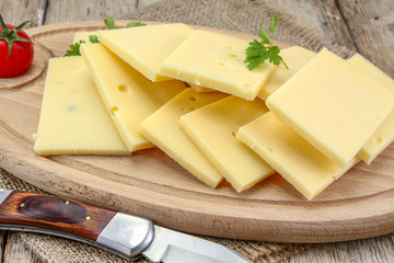 morceaux de fromage emmental sur une planche à découper