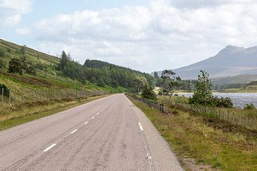 Strada tra le montagne in Scozia