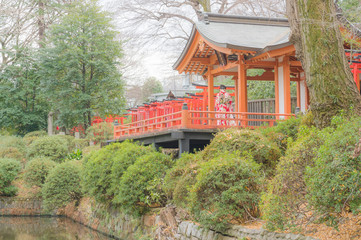 Fototapeta premium 東京都文京区根津にある神社の朱色の社殿