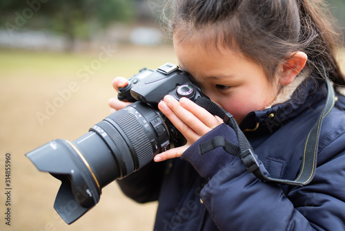 一眼レフカメラで写真を撮影する女の子 Wall Mural Wallpaper Murals Hakase4