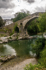 Fototapeta na wymiar Romanische Brücke in Cangas de Onis