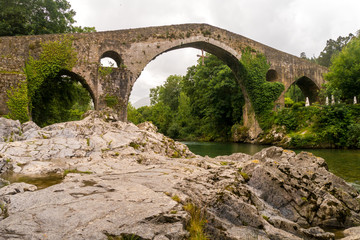 Fototapeta na wymiar Brücke über den Fluss Sella in Cangas de Onís