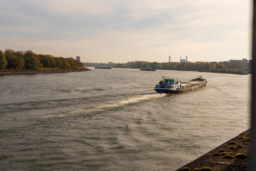 Obraz premium Binnenschiff von Hinten auf dem Rhein fahrend