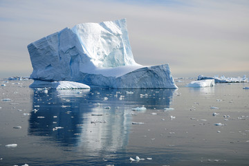 Eisberg mit Spiegelung