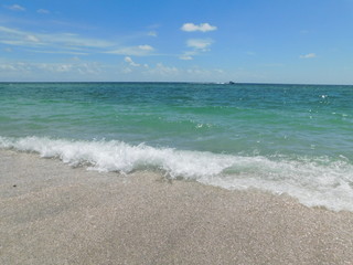 Schöne Aussicht auf Strand und Ozean bei Sonnenschein
