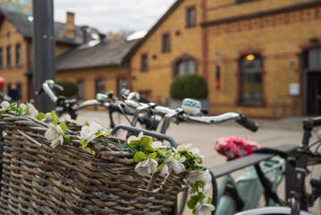 mit Bastborb Blumen an Fahrradlenker
